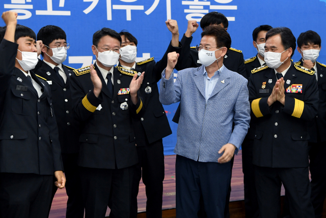 이철우(오른쪽 두 번째) 경북도지사, 남화영(맨 오른쪽) 경북소방본부장 등 경북 새내기 소방공무원 임용장 수여식 참석자들이 파이팅을 외치며 향후 소방활동에 대한 의지를 다지고 있다. 경북도 제공