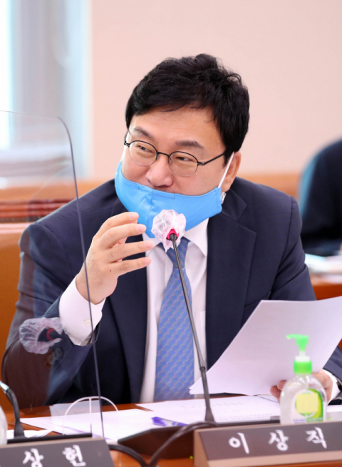 이상직 더불어민주당 의원이 18일 오전 서울 여의도 국회에서 열린 문화체육관광위원회 전체회의에서 질의하고 있다. 연합뉴스