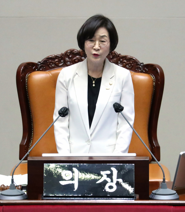 김상희 국회부의장이 22일 국회 본회의에서 열린 정치·외교·통일·안보에 관한 대정부질문에 참석, 국회 첫 여성 부의장으로 대정부질문을 진행하고 있다. 연합뉴스