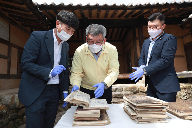 김학동 예천군수(가운데)가 예천박물관 관계자들과 함께 함양 박씨 정랑공파 문중이 예천박물관에 기탁한 유물들을 살펴보고 있다. 예천군 제공