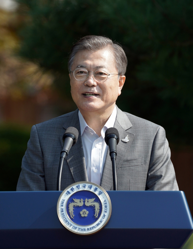 문재인 대통령이 19일 오전 청와대 녹지원에서 열린 제1회 청년의날 기념식에서 기념사를 하고 있다. 연합뉴스