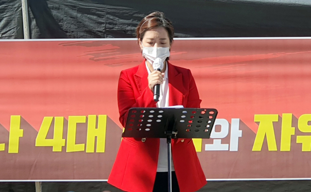 20일 오후 서울 성북구 사랑제일교회 앞에서 강연재 변호사가 기자회견을 열고 서울시의 손해배상청구와 관련해 사랑제일교회 입장을 밝히고 있다. 연합뉴스