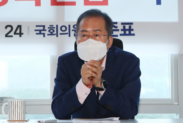 홍준표 의원(대구 수성을)이 24일 대구 수성구 자신의 사무실에서 열린 기자간담회에서 