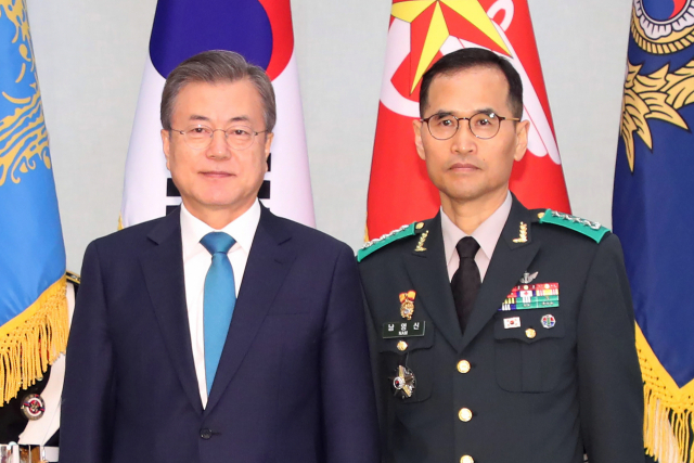 국방부는 21일 신임 육군총장에 남영신 지상작전사령관을 내정했다고 밝혔다. 학군 출신 육군총장은 1948년 육군 창설 이후 72년 만에 처음이다. 사진은 지난해 4월 15일 문재인 대통령이 청와대에서 남영신 지상작전사령관의 진급 및 보직신고를 받은 후 기념촬영을 하는 모습. 연합뉴스