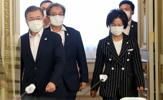 문재인 대통령과 추미애 법무부 장관이 지난 21일 오후 청와대에서 열린 제2차 국정원·검찰·경찰 개혁 전략회의에 참석하고 있다. 연합뉴스