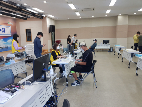 지난 9월 21일 오전 포항시 북구 장량동 행정복지센터에서 시민들이 포항지진 피해구제 신청을 하고 있다. 배형욱 기자