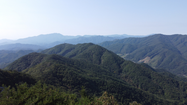 글씨산에서 바라본 염속봉산. 좌측으로는 염속산 정상이, 멀리는 가야 수도지맥이 보인다.