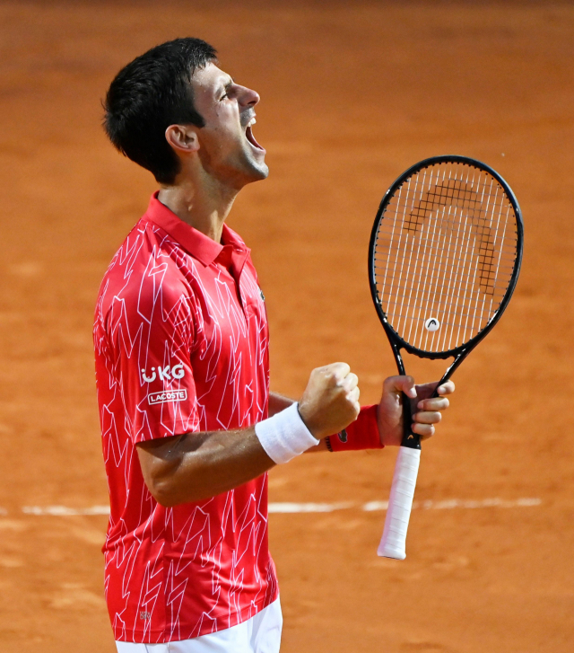 노바크 조코비치(1위·세르비아)가 22일 남자프로테니스(ATP) 투어 BNL 이탈리아 인터내셔널 단식 결승에서 디에고 슈와르츠만(15위·아르헨티나)을 2대0(7-5 6-3)으로 물리힌후 포효하고 있다. 로이터 연합뉴스