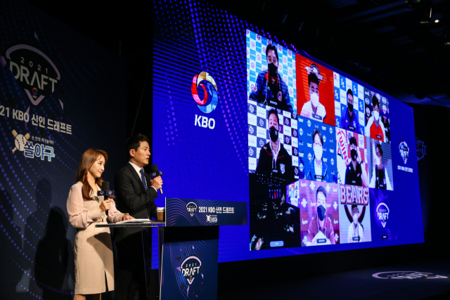 21일 서울 웨스틴조선호텔에서 10개 구단 관계자만 참석한 가운데 2021 KBO 2차 신인 드래프트가 비대면으로 진행되고 있다. 연합뉴스