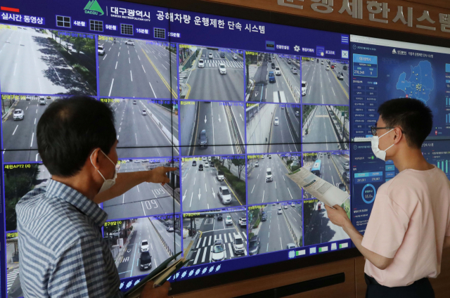 30일 오후 대구 북구 대구시청 별관 기후대기과에서 관련 공무원들이 무인단속시스템을 통해 대구 시내 노후차량의 운행 여부를 살펴보고 있다. 다음 달 1일부터 대구시에서는 고농도 미세먼지 비상저감조치가 발령될 때 배출가스 5등급 차량이 규정을 위반하고 운행할 경우 운행제한 무인단속시스템으로 차량 정보를 추출해 과태료 10만원을 부과한다. 연합뉴스