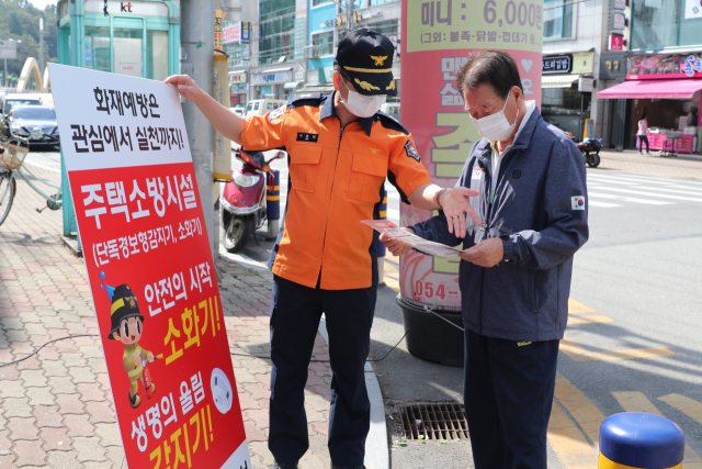 이동민 예천소방서 예방총괄담당이 주민에게 화재 예방 방법을 설명하고 있다. 윤영민 기자