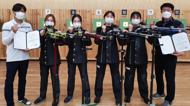 경북체육고등학교 공기소총 여고부 선수들이 제49회 문화체육관광부장관기 전국학생사격대회에서 개인전 및 단체전 우승을 차지했다.왼쪽부터 신기훈 감독, 송민서·남예린·조예나·양화경 선수, 전임지도자 김성호 코치. 경북체고 제공