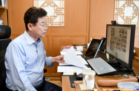 이철우 경북도지사는 22일 오전 집무실에서 영상회의를 통해 2021년 신규시책 보고회를 갖고 9대 분야 90개 세부사업을 추진하기로 했다. 경북도 제공