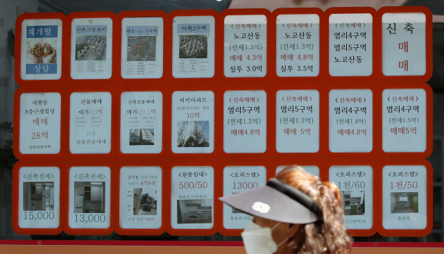 계약갱신청구권제와 전월세상한제를 골자로 한 새 임대차법이 시행되면서 전세 매물이 귀해지고, 가을 이사철까지 맞물리면서 전셋값 상승 여파가 원룸뿐 아니라 오피스텔 시장에까지 영향을 미치고 있다. 지난달 22일 서울 마포구의 한 부동산중개업소 매물정보란. 연합뉴스