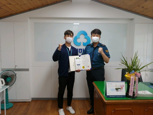 경산새마을금고 정연욱(왼족) 주임이 3천여만원 보이스피싱 금융사기를 막아 경산경찰서장 표창장을 받았다. 경산새마을금고 제공