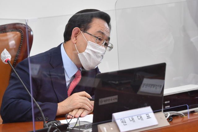 주호영 국민의힘 원내대표가 22일 국회에서 열린 화상 의원총회에 참석하고 있다. 연합뉴스