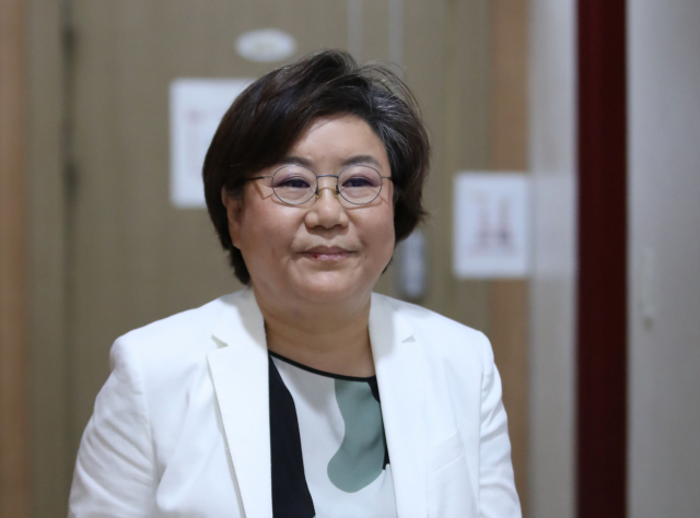 미래통합당 이혜훈 전 의원이 25일 오후 서울 마포현대빌딩에서 더 좋은 세상으로 주최로 열린 제 4차 비공개 세미나에 참석해 이동하고 있다. 연합뉴스