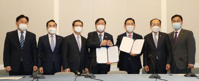더불어민주당 김태년 원내대표와 국민의힘 주호영 원내대표가 22일 국회에서 2020년도 제4차 추가경정예산안 합의사항 발표에서 합의문에 서명한 뒤 기념촬영을 하고 있다. 4차 추경은 이날 오후 국회 본회의에서 통과됐다. 연합뉴스