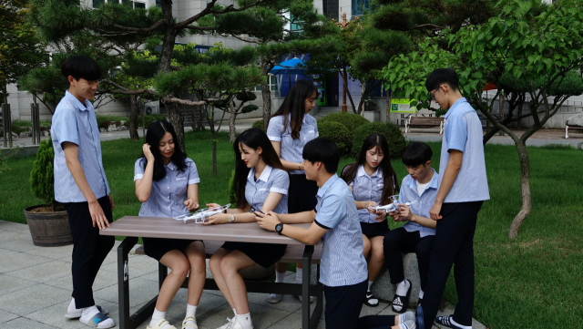 4차 산업혁명 시대를 맞아 기존의 획일적 교육에서 벗어나 경북 학생들이 원하는 교육을 받을 수 있는 기회가 확대되고 있다. 드론을 직접 만져보고 조정해볼 수 있는 교육시간 모습. 경북도교육청 제공