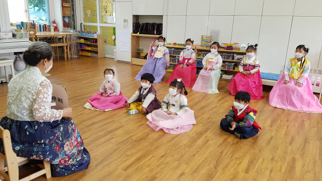 경북 의성군 비안면 이두초교 병설유치원에서 강점희 이야기 할머니 강사가 유아들에게 추석 전통 예절과 전래동화를 들려주고 있다. 이두초교 병설유치원 제공