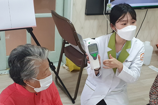 구미시 어린이급식관리지원센터 관계자가 오염도 측정기로 손 씻기 전후의 오염 정도를 설명하고 있다. 구미대 제공