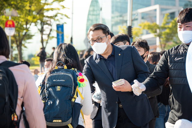 온라인 수업을 준비 중인 학생과 대화하는 변창훈 총장. 대구한의대 제공