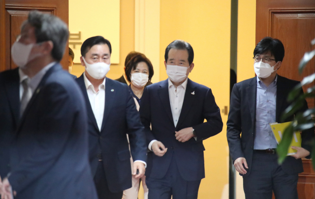 정세균 국무총리가 23일 오전 정부서울청사에서 4차 추경 배정계획안과 예산 공고안 등을 의결하기 위해 열린 임시국무회의를 마친 후 이동하고 있다. 연합뉴스