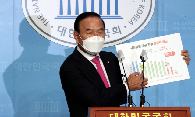 국회 국토교통위원회 위원 당시 피감기관들로부터 공사를 특혜 수주했다는 의혹이 제기된 국민의힘 박덕흠 의원이 21일 서울 여의도 국회 소통관에서 기자회견을 하고 있다. 박 의원은 이날 