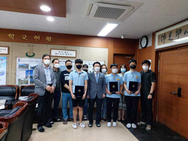 대구 능인중이 희귀 난치병을 앓고 있는 학생 등 3명에게 21일 장학금을 전달했다. 이는 김한수(능인중), 송선용(능인고) 교사가 자전거로 국토를 종주하며 캠페인을 벌여 모금한 것이다. 능인중 제공