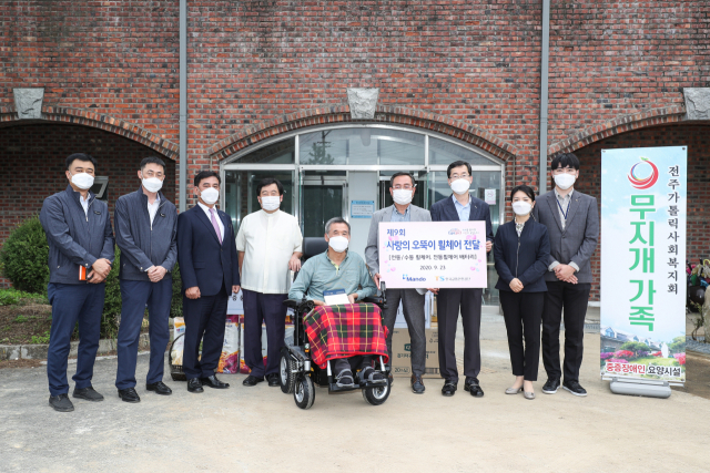 한국교통안전공단(이사장 권병윤)과 ㈜만도(대표이사 김광헌)는 23일 전국 교통사고 피해 중증후유장애인 42명에게 약 5천만 원 상당의 맞춤형 휠체어를 기증했다.