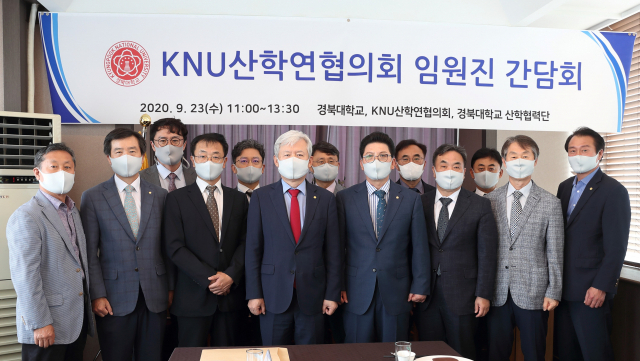 KNU산학연협의회가 23일 대구 달서구 AW호텔에서 임원진 간담회를 갖고 지역산업 씽크탱크 역할에 본격 나선다. 왼쪽부터 권성도 경북대 산학협력초빙교수, 임기병 산학협력단장, 배진석 기술지주(주) 대표, 안홍태 ㈜코레쉬텍 대표, 홍정구 산학협력단 부단장, 김상동 총장, 김동균 연구산학처 부처장, 추광엽 벽진BIO텍 대표, 추교관 위니텍 대표, 정수환 ㈜한국소방기구제작소 대표, 조영석 엘지동대구서비스센터 대표, 최경성 ㈜윈텍 대표, 강환수 ㈜덕산코트랜 대표. 경북대 제공