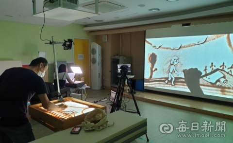 포항시립도서관이 코로나19 등 일상에 지친 지역민들에게 샌드아트 공연을 선물한다. 포항시 제공