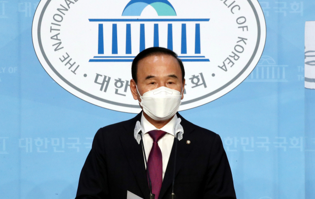 박덕흠 국민의힘 국회의원이 23일 오후 국회 소통관에서 탈당기자회견을 하기 전 인사하고 있다. 연합뉴스