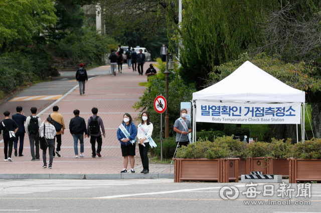 코로나19 재유행 사태 속에 일부 대학이 기말고사를 대면 형식으로 치르기로 해 논란이 일고 있다. 경산의 한 대학교 교정에서 발열 확인 거점측정소가 운영되는 모습. 매일신문 DB