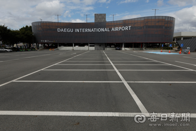 23일 오전 대구국제공항 예약주차장이 이용 차량이 없어 텅 비어 있다. 공항측은 성수기 주차장 만차로 인한 고객 불편 해소를 위해 주차료 할인을 포함한 온라인 주차 예약 서비스를 최근 시작했다. 우태욱 기자 woo@imaeil.com
