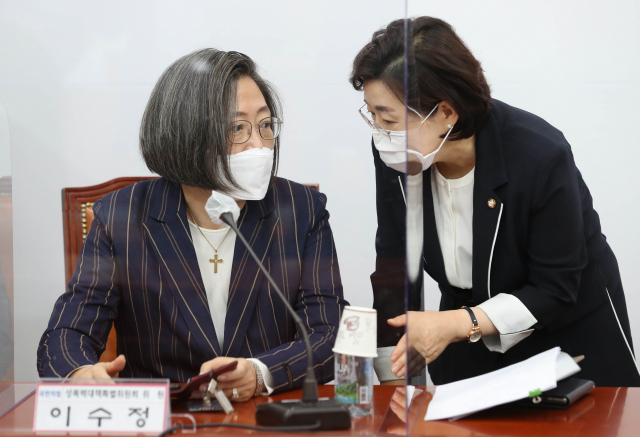 국민의힘 성폭력대책특별위원회 김정재(오른쪽) 위원장과 이수정 위원이 23일 오후 서울 여의도 국회에서 열린 1호 법안 발표 기자간담회에 앞서 대화하고 있다. 국민의힘 성폭력대책특위는 서범수 의원 대표 발의 