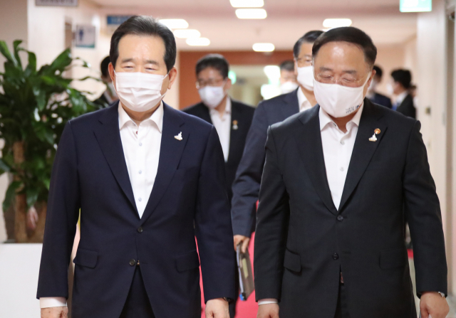 정세균 국무총리가 23일 오전 정부서울청사에서 4차 추경 배정계획안과 예산 공고안 등을 의결하기 위해 열린 임시국무회의에 참석하고 있다. 연합뉴스