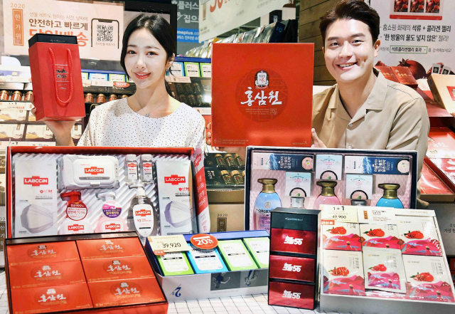 추석 선물세트 판매 기간 건강 선물세트 매출이 급증한 것으로 나타났다. 홈플러스 강서점에서 건강용품 세트를 소개하는 모습. 홈플러스 제공