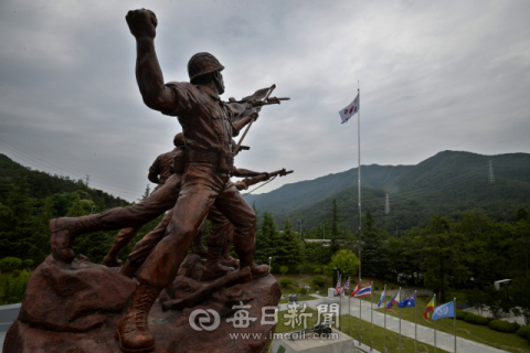칠곡군 가산면 다부동 전적기념관에서 바라본 유학산. 매일신문 DB