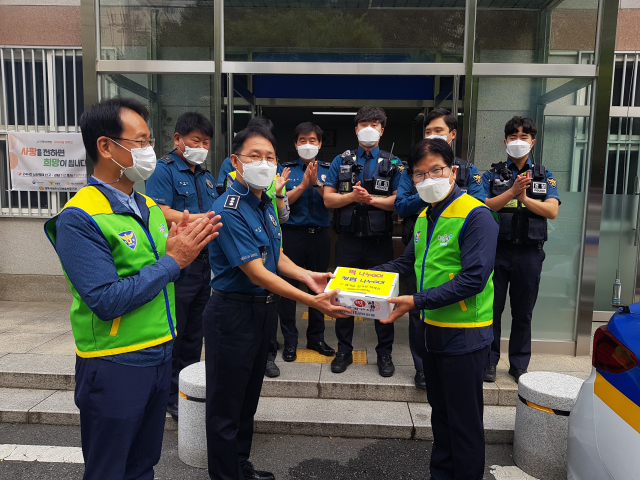 경산경찰서는 청렴동아리 회원들과 함께 23일 서부지구대 등 관내 파출소를 방문해 떡 나눔을 했다.