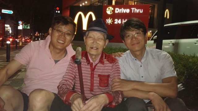 2015년 한 여름 박인만 씨가 동생, 아버지 박운식(가운데) 씨와 함께 나선 산책길에 찍은 사진. 가족제공.