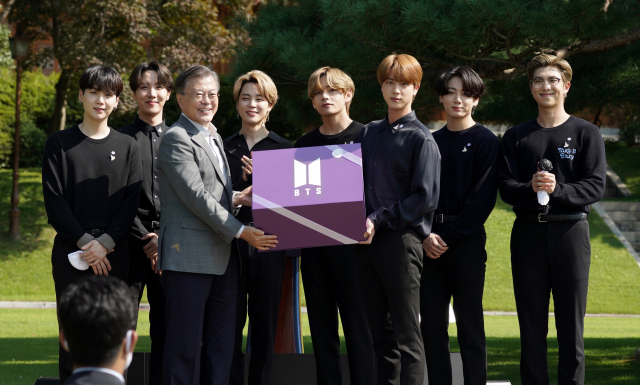 문재인 대통령이 19일 오전 청와대 녹지원에서 열린 제1회 청년의날 기념식에서 방탄소년단(BTS)으로부터 음악적 성과물과 메시지 등을 담은