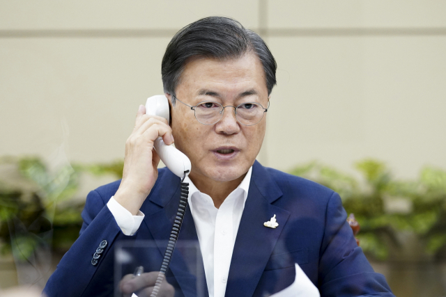 문재인 대통령이 24일 오전 청와대에서 스가 요시히데(菅義偉) 일본 총리와 전화 회담을 하고 있다. 연합뉴스
