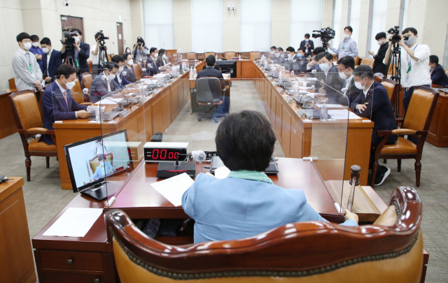 서영교 국회 행정안전위원장이 24일 서울 여의도 국회에서 열린 행정안전위원회 전체회의에서 2020년도 국정감사 증인 등 출석요구의 건을 가결하고 있다. 연합뉴스