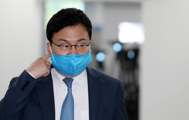 이스타항공 창업주인 더불어민주당 이상직 의원이 이스타항공 사태와 관련한 입장을 밝히기 위해 24일 국회 소통관으로 들어서고 있다. 연합뉴스