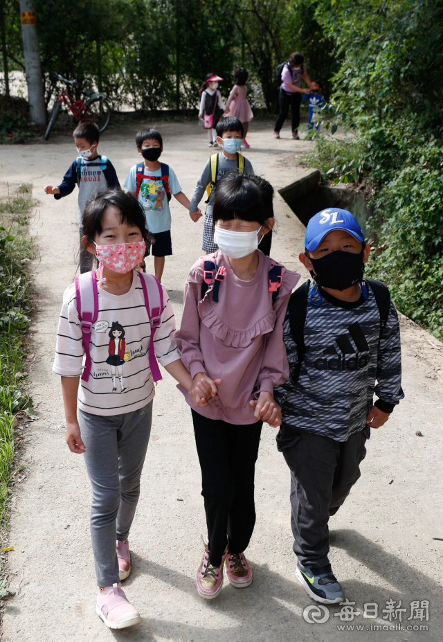 24일 오전 대구 수성구 씩씩한 어린이집 어린이들이 부모와 함께 도토리를 주우러 야외로 나가고 있다. 우태욱 기자 woo@imaeil.com
