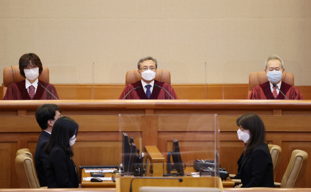 유남석 헌법재판소장과 헌법재판관들이 24일 오후 헌법재판소 대심판정에서 열린 