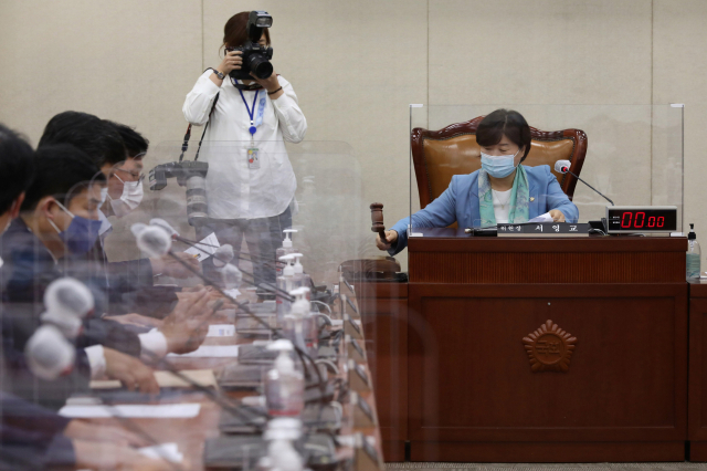 서영교 국회 행정안전위원장이 24일 서울 여의도 국회에서 열린 행정안전위원회 전체회의에서 2020년도 국정감사 증인 등 출석요구의 건을 상정하고 있다. 연합뉴스