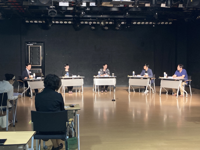제3회 라운드테이블 현장 사진. 왼쪽부터 최경진, 장현희, 김지혜, 정호재, 정세용. 대구예술인지원센터 제공