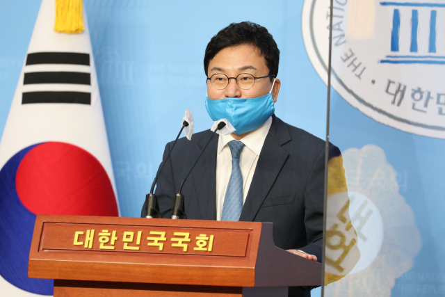 이스타항공 창업주인 더불어민주당 이상직 의원이 24일 오후 국회 소통관에서 탈당 기자회견을 하고 있다. 연합뉴스